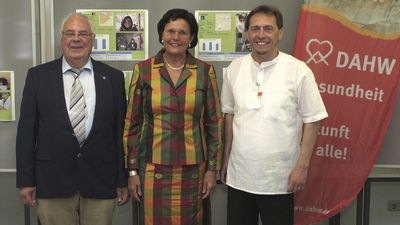 Von links: Jürgen Jakobs (Vorsitzender des Aufsichtsrats), Gudrun Freifrau von Wiedersperg (Präsidentin) und Burkard Kömm (Geschäftsführer)
Foto: DAHW