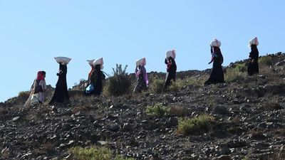 Frauen bringen Nahrungsmittel über einem Trampelpfad durch die Berge nach Taiz , Jemen. Taiz wird seit geraumer Zeit belagert. Hunger und Krieg sind im dem Land ein großes Problem.